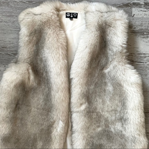 Missguided Faux Fur Vest White/ Gray / Beige NEW - Picture 2 of 6